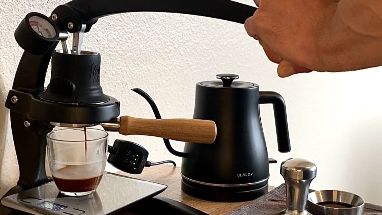 Someone using the Flair Espresso Flair 58 Manual Coffee Espresso. to make espresso. 