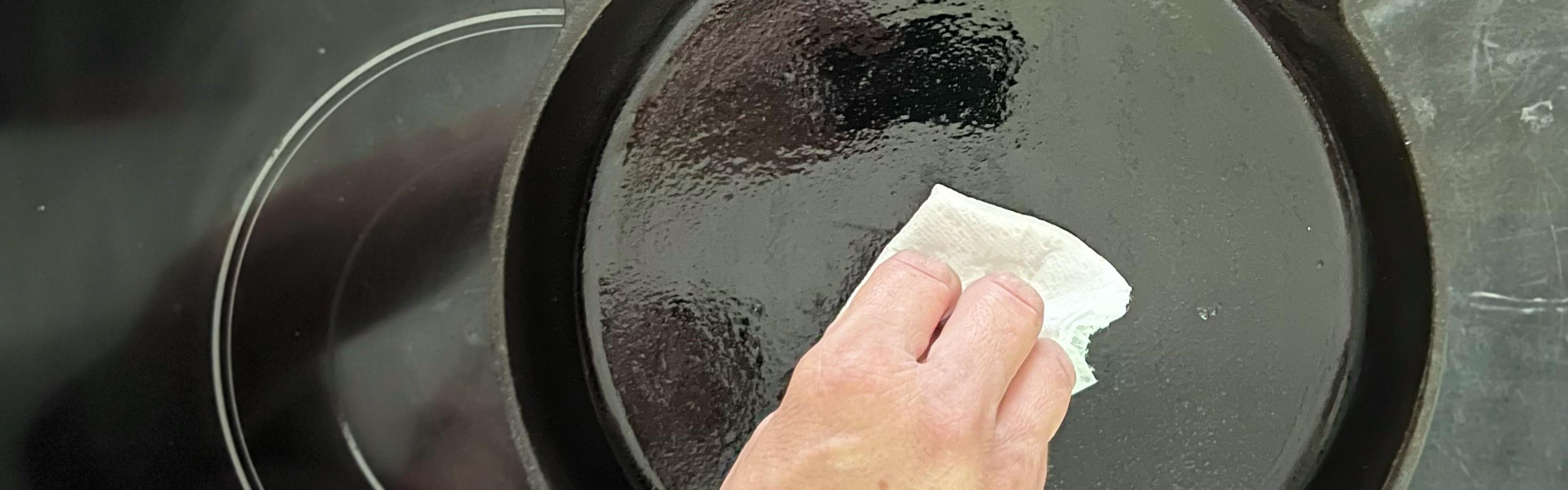 Lodge's Bestselling Scrubbing Pad Pulls 'Crusty Gunk' Off Cast Iron in  'Less Than a Minute