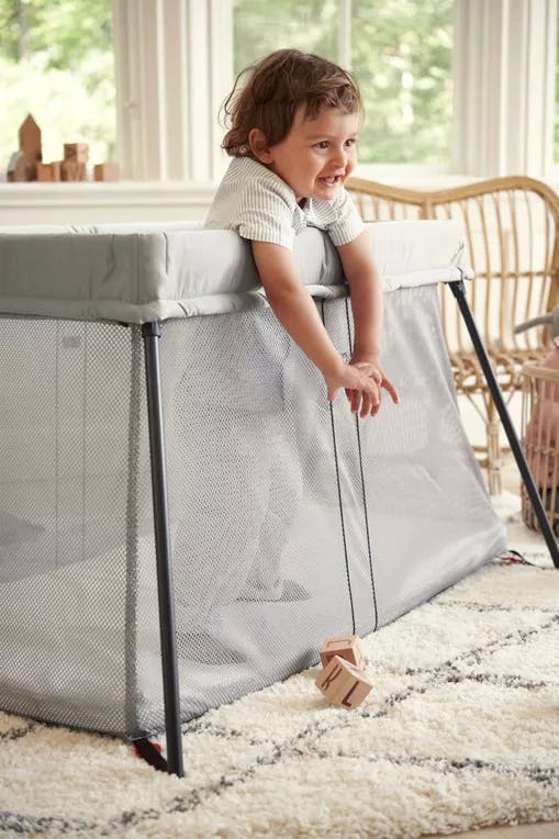 BabyBjörn Travel Crib Light And Fitted Sheet Bundle · Silver