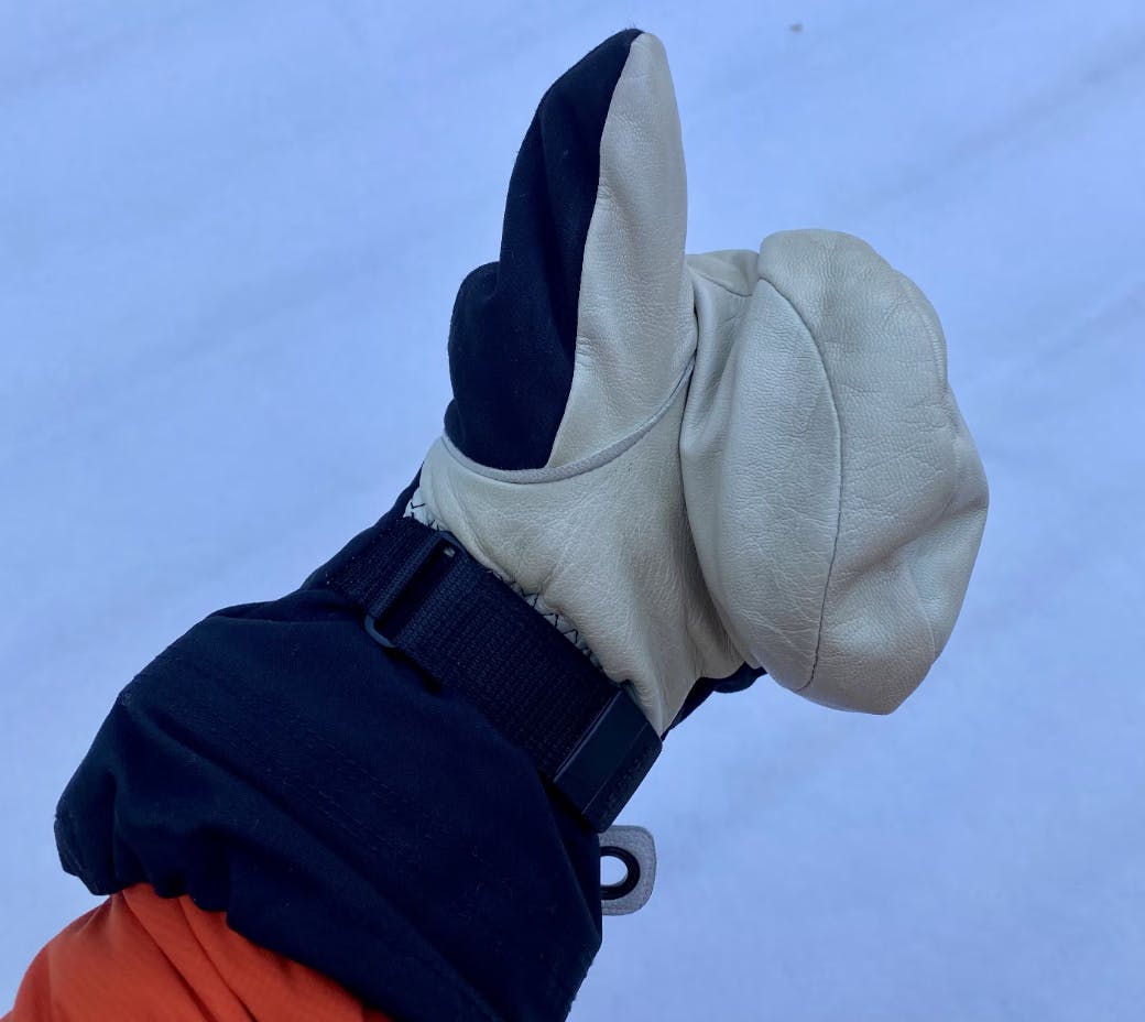 A hand in the Hestra Army Leather Heli Ski Mitt giving a thumbs up. 