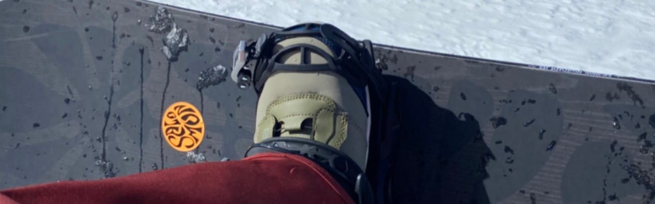 Top down view of the Salomon Highpath Snowboard.