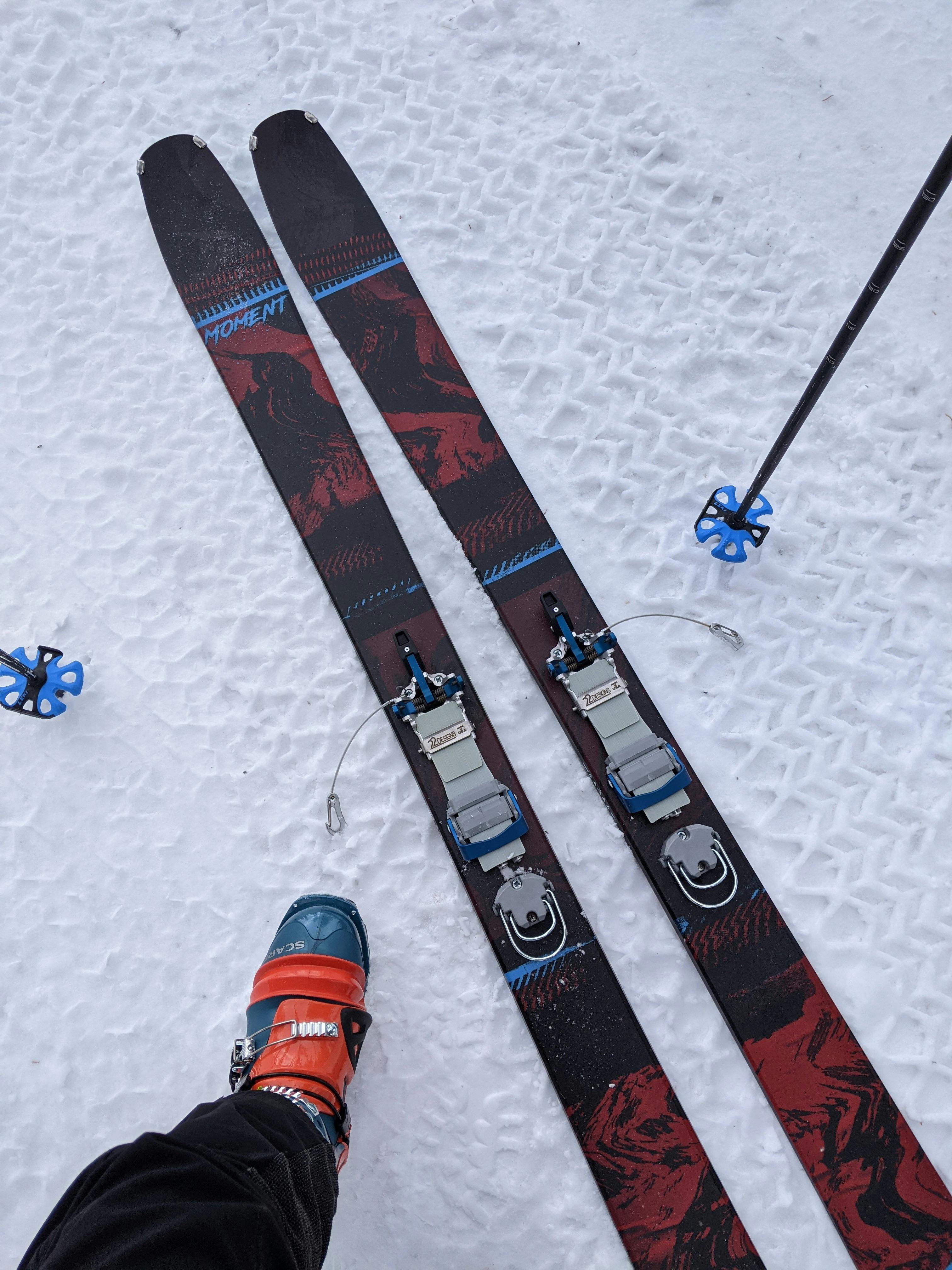 Top down view of the Scarpa TX Pro NTN Ski boots next to a pair of skis. 