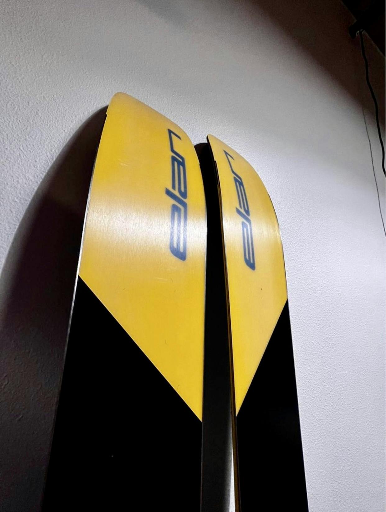Base of the tips of the Elan Ripstick 106 Skis · 2022.
