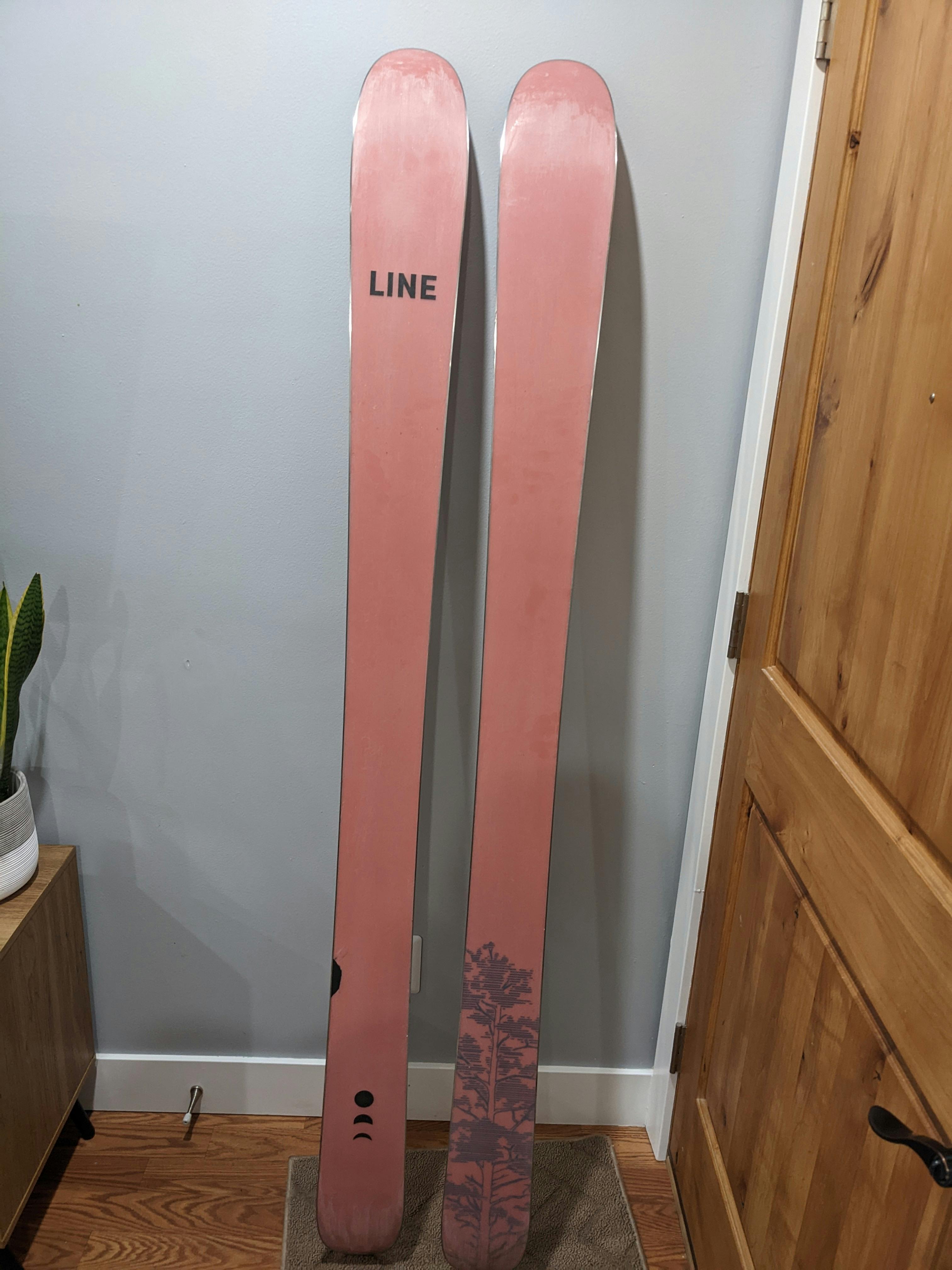 Base of the Line Outline Skis · 2022.