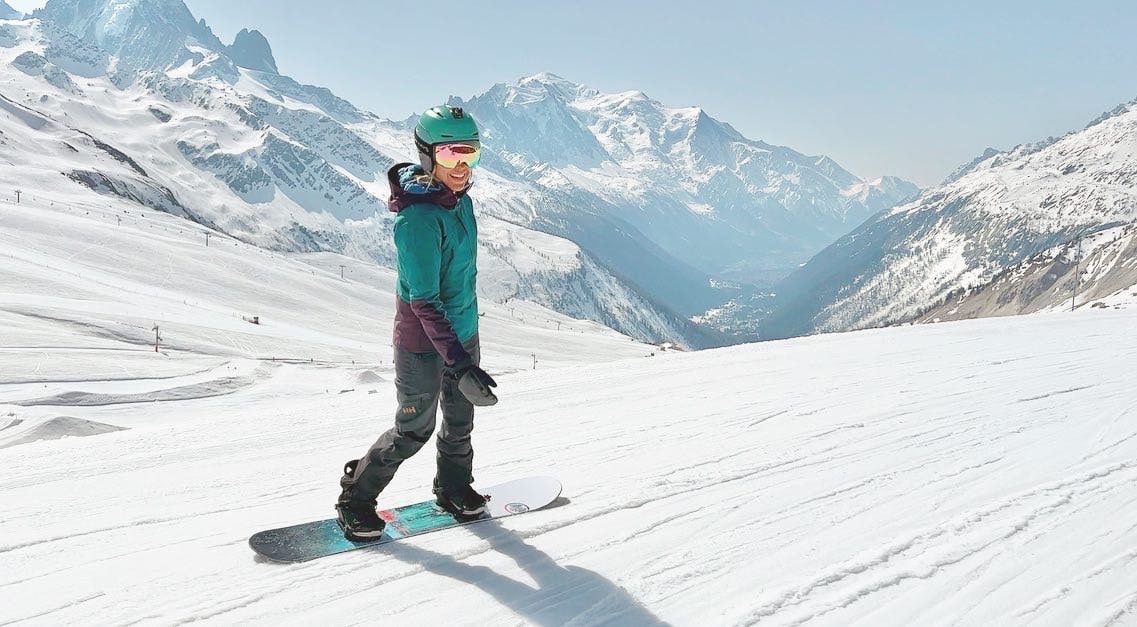 A snowboarder on a ski run wearing the Mountain Hardware High Exposure C-Knit Anorak Jacket.