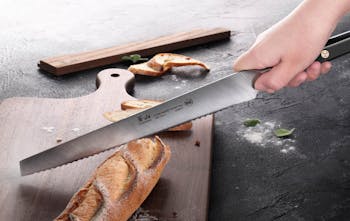 Misen Serrated Bread Knife - 9.5 Inch Bread Cutter - High Carbon Stainless  Steel Serrated Kitchen Knives, Gray