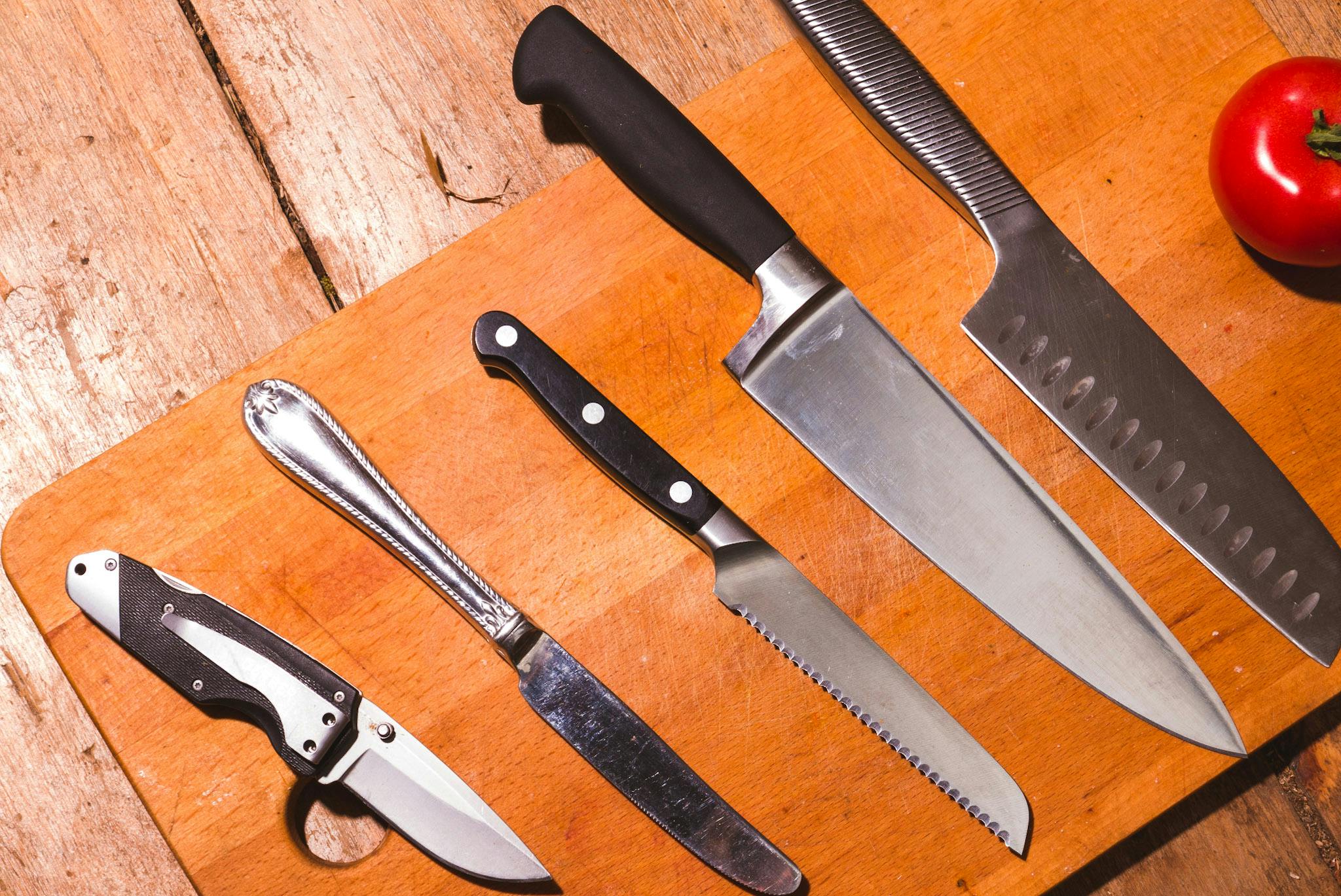 The different pieces of a knife set