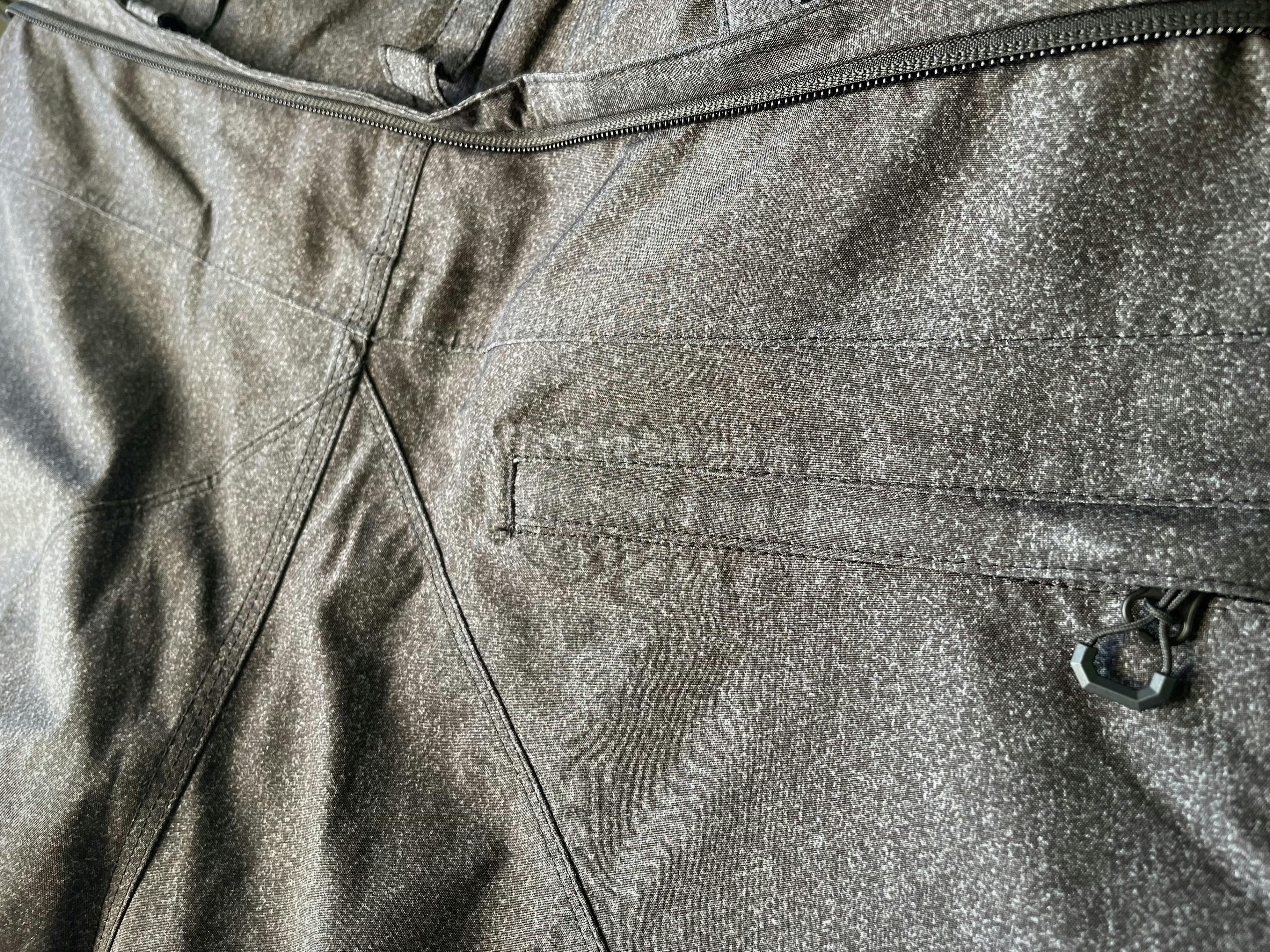 Back pocket and Zip Tech on the Volcom Men's L GORE-TEX® Pants.