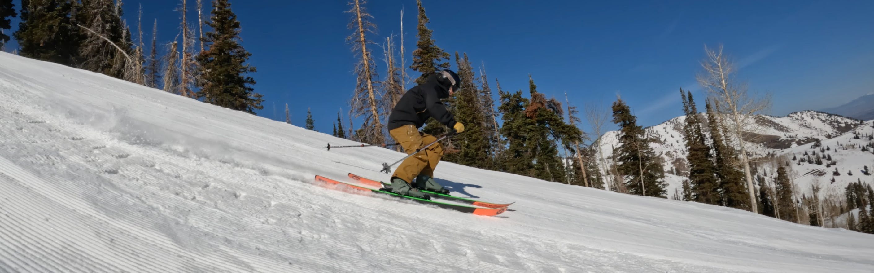 Ski Expert Theo carving on a groomed run with the 2023 Blizzard Rustler 9 skis