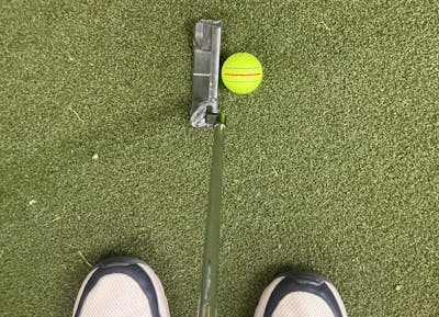 Top down view of the Bettinardi BB Series BB1 Putter in front of a golf ball. 