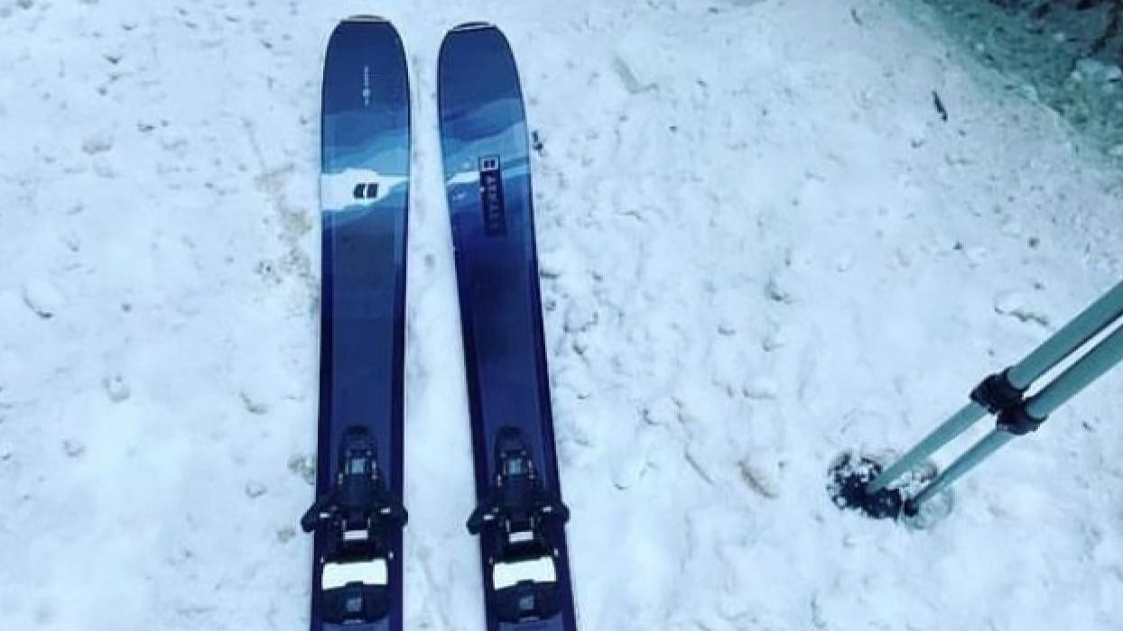 Top down view of the Armada Tracer 98 Skis.