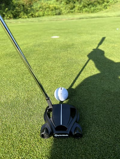 The TaylorMade Spider Tour 2020 Black #3 Putter in front of a golf ball. 
