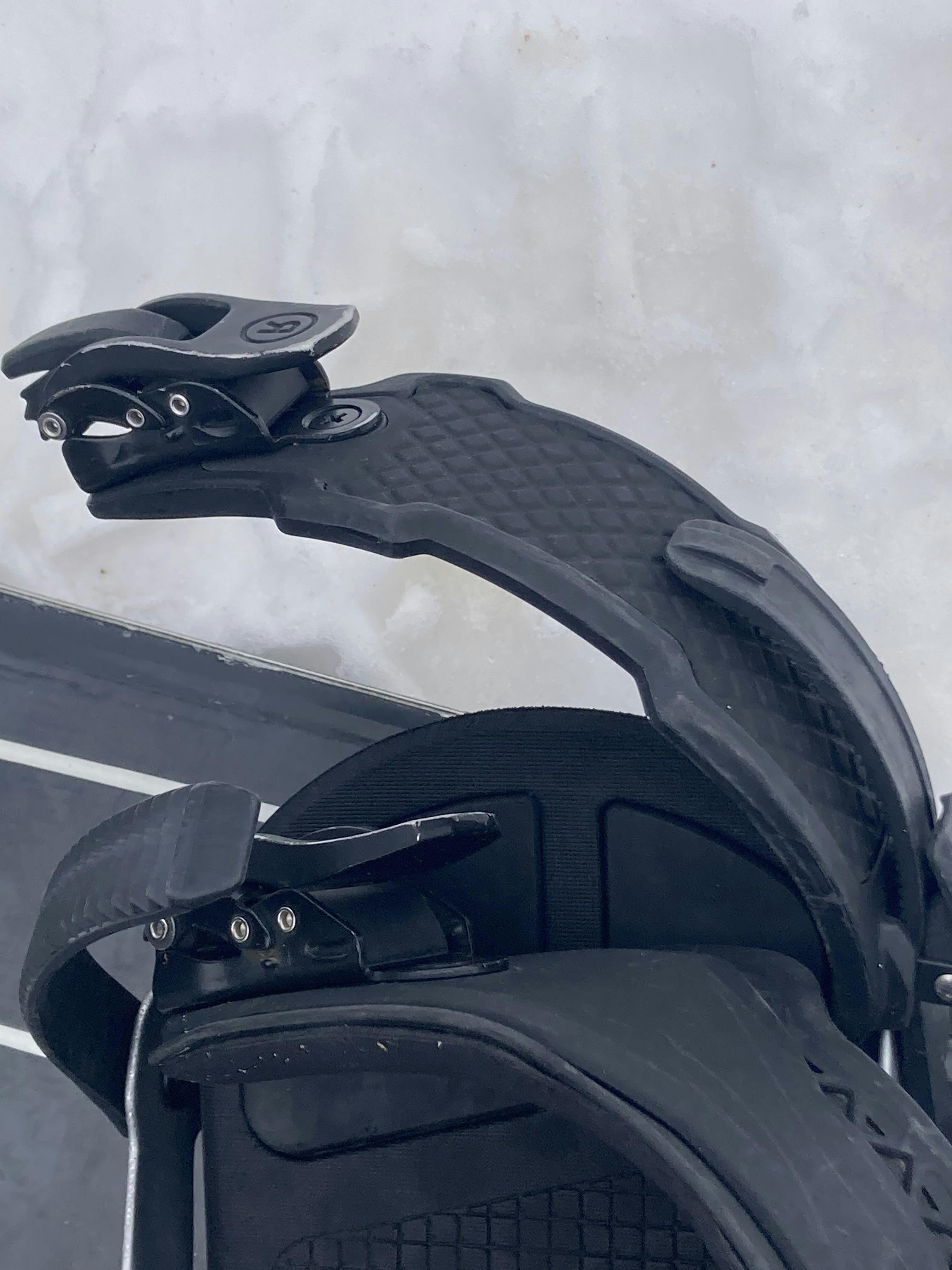 Up close to Toe strap tech on the Ride C-6 Snowboard Bindings · 2022.