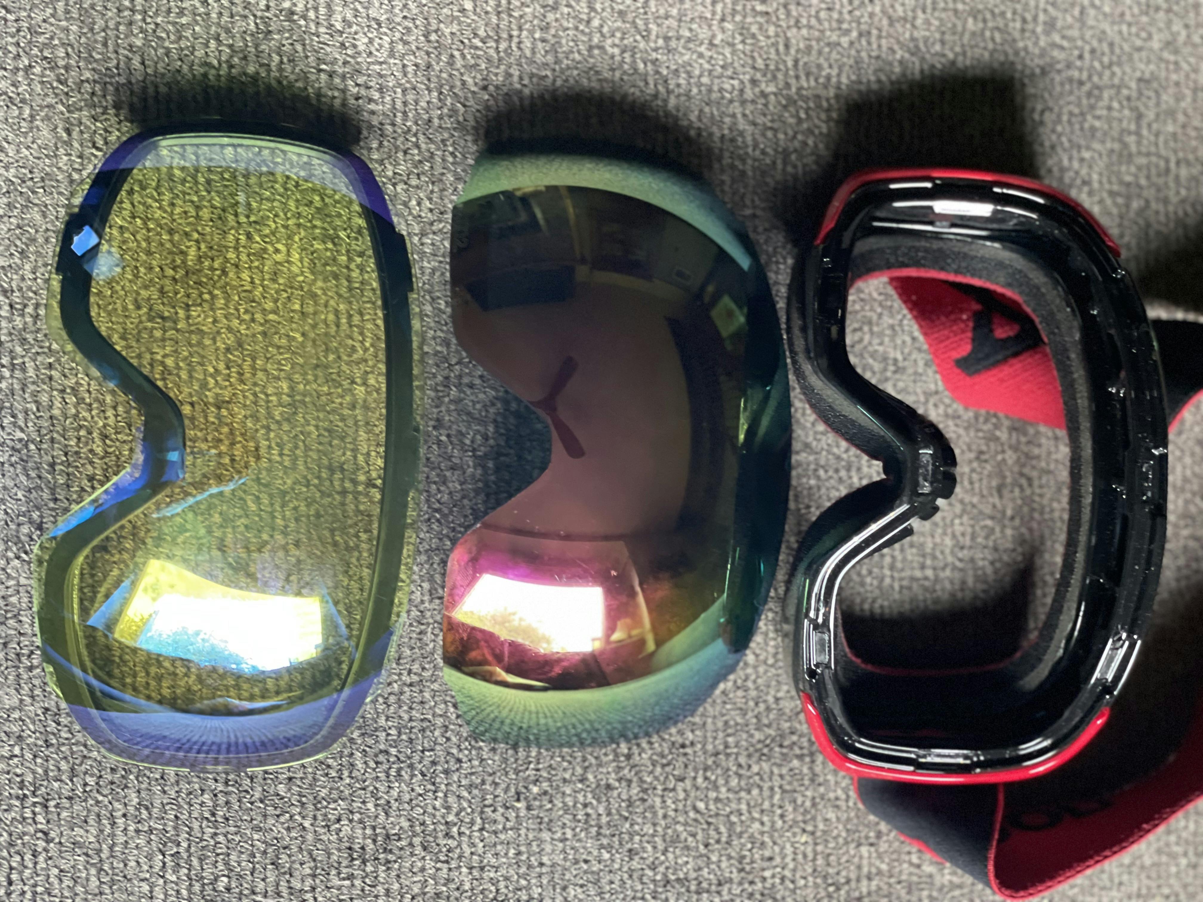 The  Anon M2 Goggles  with the two lens options taken out of the goggles and laying next to the frame. 