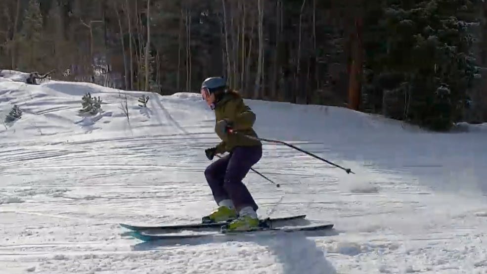 Charlotte H. skiing down the slopes with the Atomic Maven 93Cs