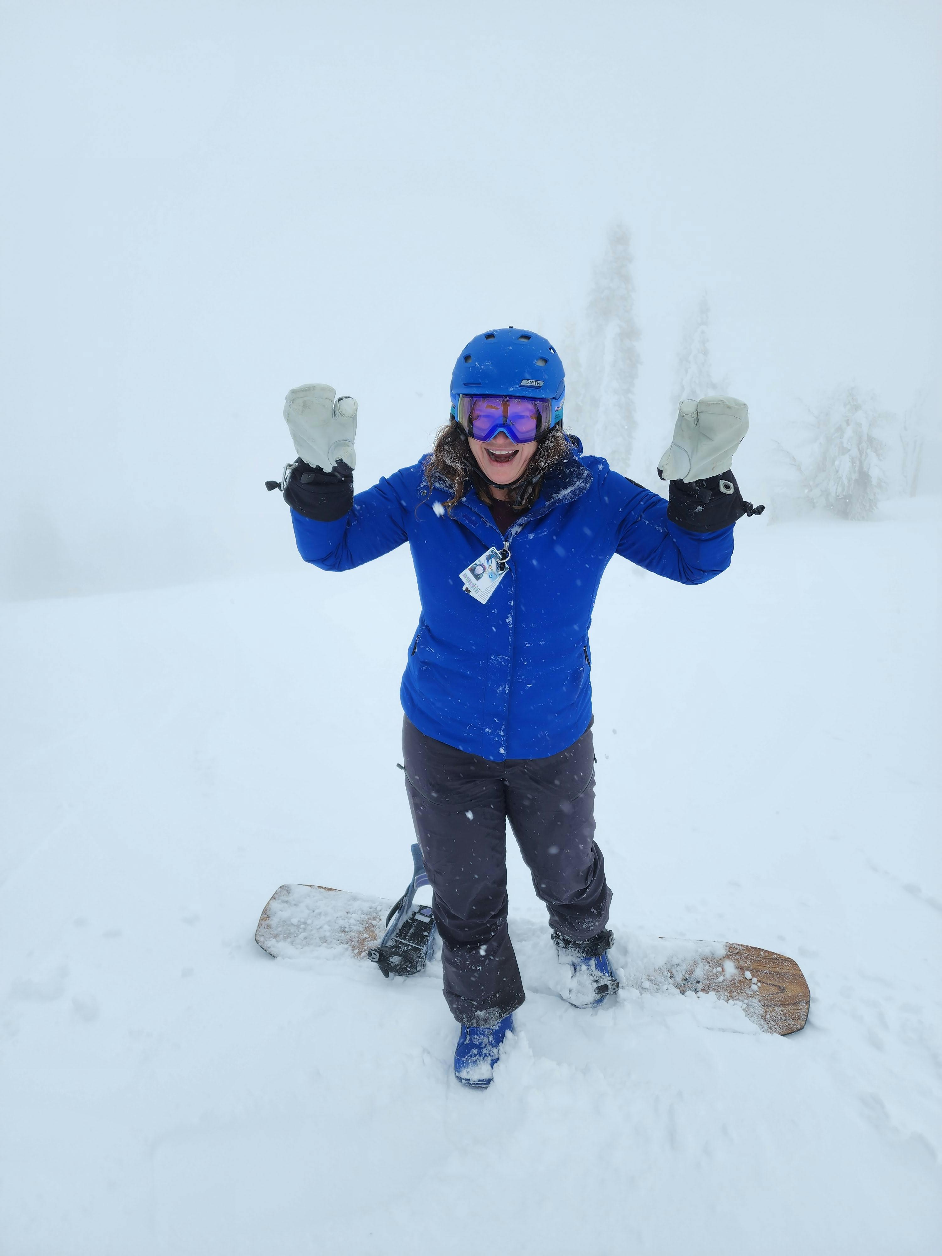 A snowboarder with the Hestra Women's Heli 3-finger Gloves. 