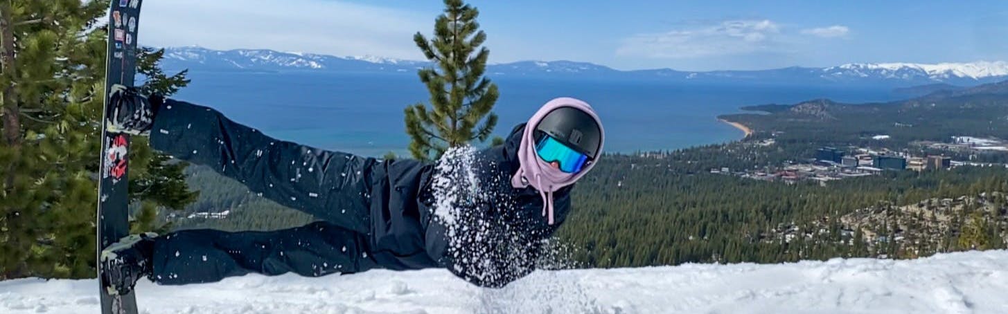 A snowboarder wearing the Smith Range Goggles.