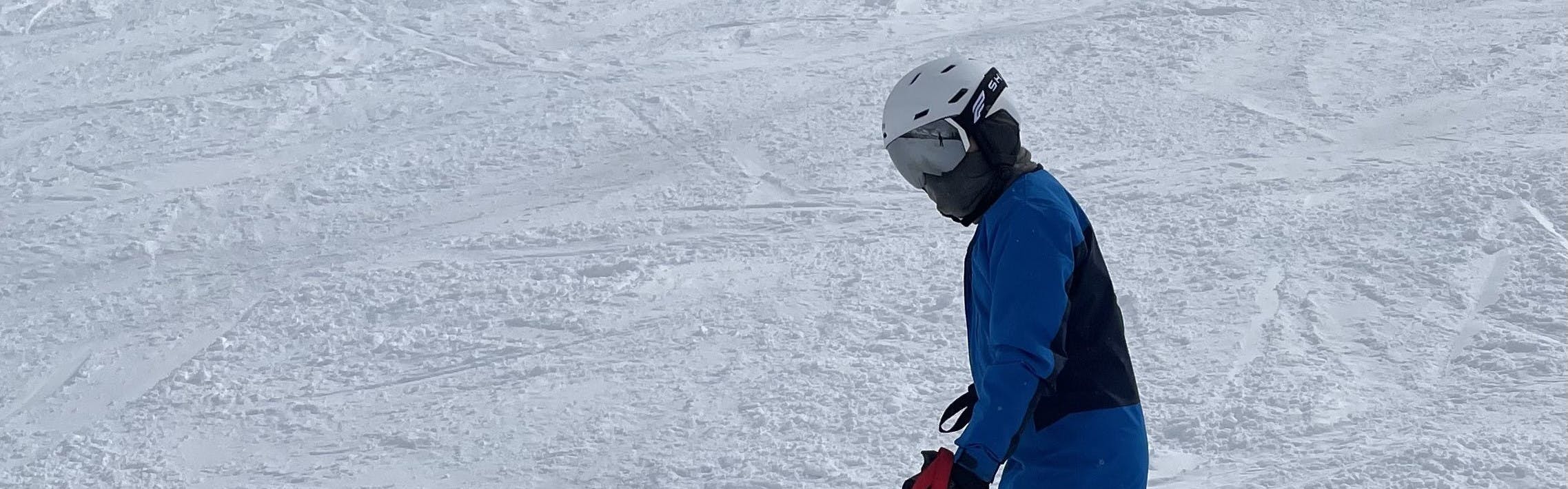 A skier in the Smith Mission MIPS helmet. 