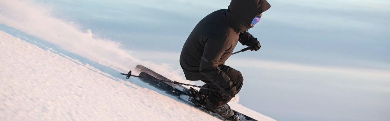 A skier turning on the  Armada Declivity 102 TI Skis · 2021.