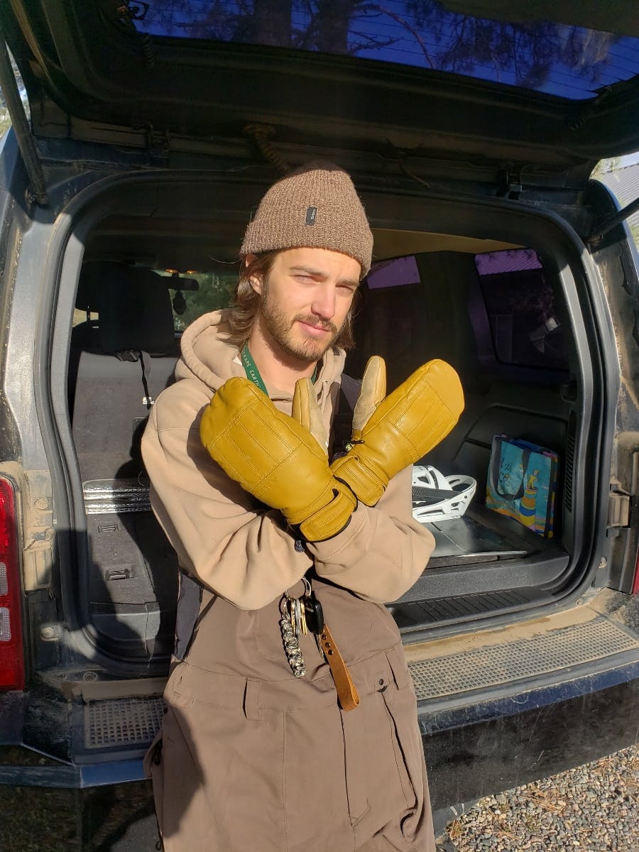 A snowboarder posing with the Burton GORE-TEX Gondy Leather Mitt. 