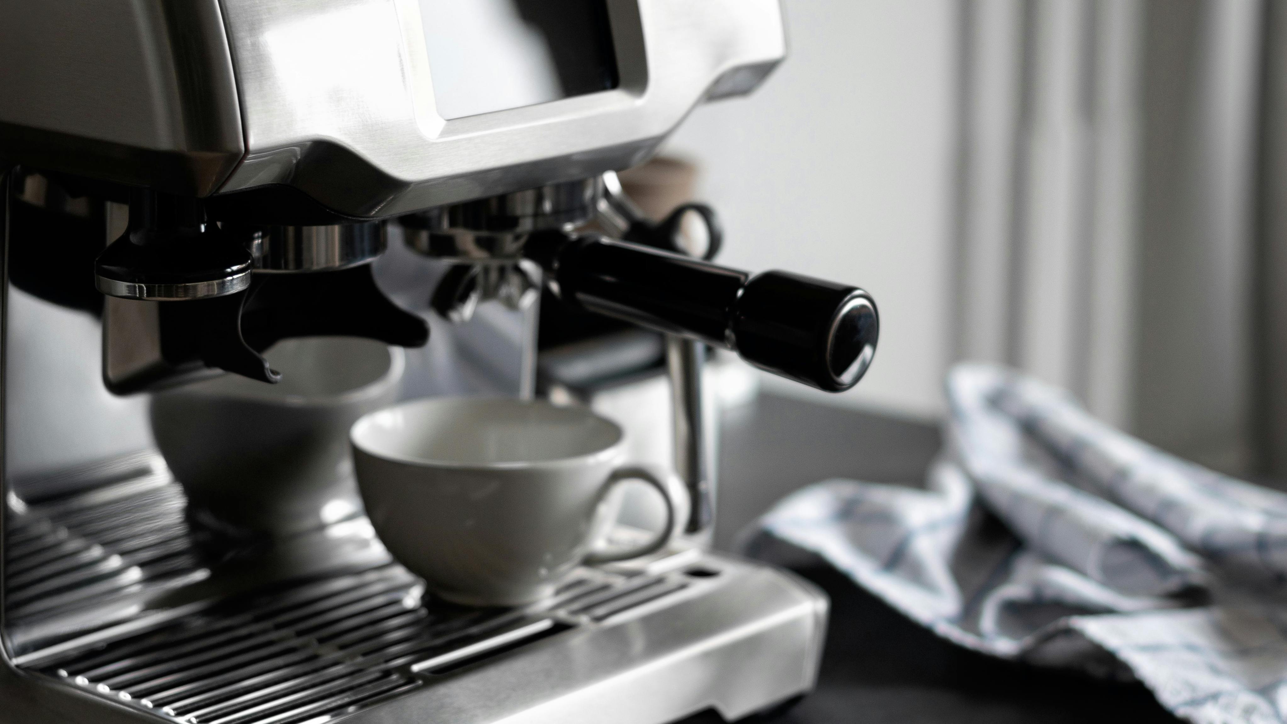 Espresso machine with an espresso cup