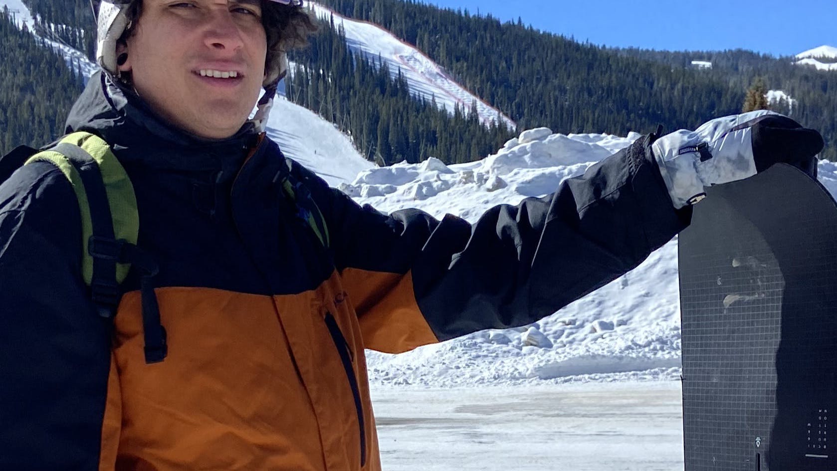 A snowboarder in the Columbia Men's Whirlibird™ IV Interchange Jacket. 