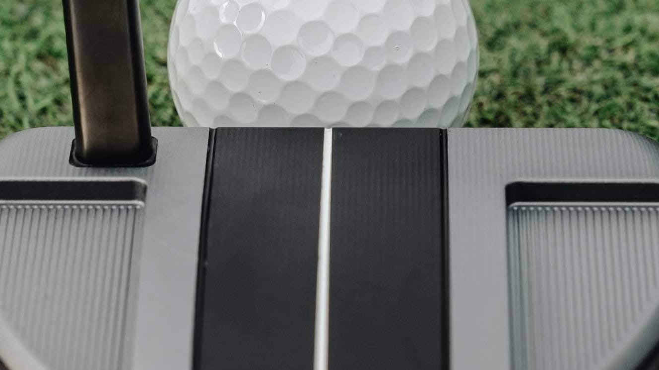 The TaylorMade Spider GT Rollback Silver #3 Putter in front of a golf ball. 