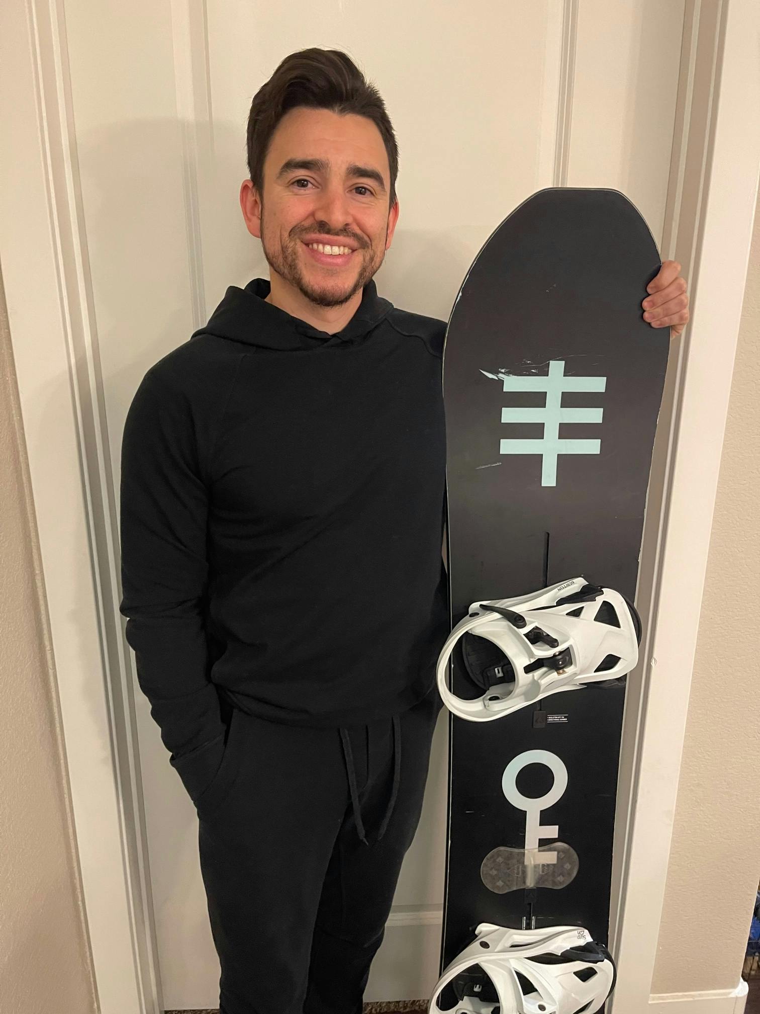 A man standing with the Burton Skeleton Key Snowboard · 2022.