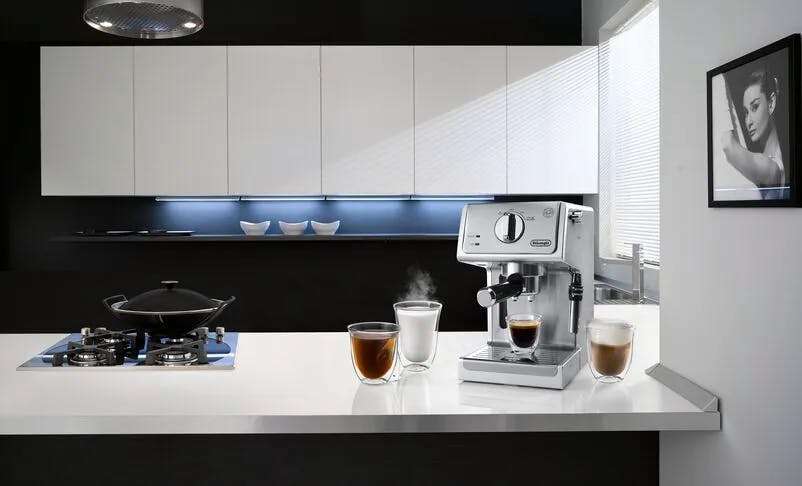  De'Longhi Manual Espresso Machine with 15 Bar Pump, Milk  Frother, and 2 Thermo Espresso Glasses: Home & Kitchen