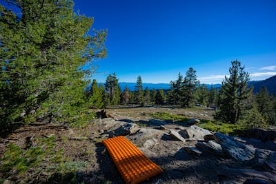 The Nemo Tensor Alpine Sleeping Pad laying on the ground outside. 