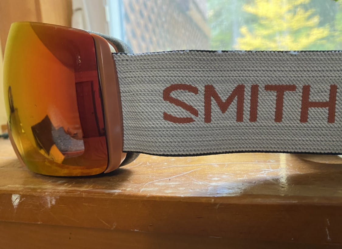 Side profile of the Smith Skyline XL goggles. 