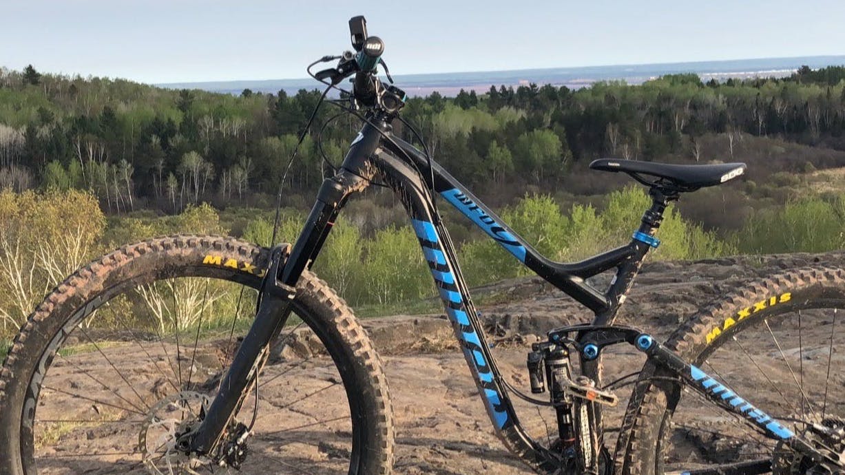 The Niner WFO 9 bike at an overlook with mountains and trees in the background.